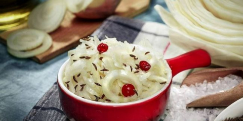 Jak osolit zelí na zimu ve sklenici: 7 jednoduchých receptů